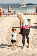 EXKLUSIV - Daniela Katzenberger spielt mit der Familie am Strand von Palmanova