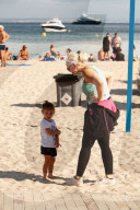 EXKLUSIV - Daniela Katzenberger spielt mit der Familie am Strand von Palmanova