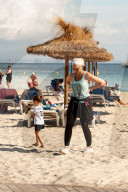 EXKLUSIV - Daniela Katzenberger spielt mit der Familie am Strand von Palmanova