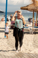 EXKLUSIV - Daniela Katzenberger spielt mit der Familie am Strand von Palmanova