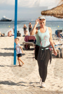 EXKLUSIV - Daniela Katzenberger spielt mit der Familie am Strand von Palmanova
