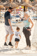 EXKLUSIV - Daniela Katzenberger spielt mit der Familie am Strand von Palmanova