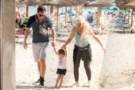 EXKLUSIV - Daniela Katzenberger spielt mit der Familie am Strand von Palmanova