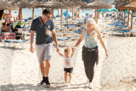EXKLUSIV - Daniela Katzenberger spielt mit der Familie am Strand von Palmanova