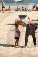 EXKLUSIV - Daniela Katzenberger spielt mit der Familie am Strand von Palmanova