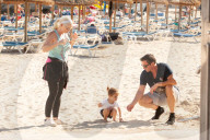EXKLUSIV - Daniela Katzenberger spielt mit der Familie am Strand von Palmanova