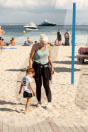 EXKLUSIV - Daniela Katzenberger spielt mit der Familie am Strand von Palmanova