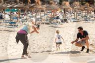 EXKLUSIV - Daniela Katzenberger spielt mit der Familie am Strand von Palmanova