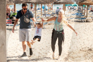 EXKLUSIV - Daniela Katzenberger spielt mit der Familie am Strand von Palmanova