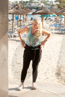 EXKLUSIV - Daniela Katzenberger spielt mit der Familie am Strand von Palmanova