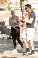 EXKLUSIV - Daniela Katzenberger spielt mit der Familie am Strand von Palmanova