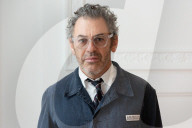 NEWS - Künstler Tom Sachs stellt in London Schweizer Pässe her