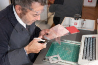 NEWS - Künstler Tom Sachs stellt in London Schweizer Pässe her