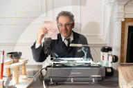 NEWS - Künstler Tom Sachs stellt in London Schweizer Pässe her