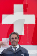 NEWS - Künstler Tom Sachs stellt in London Schweizer Pässe her