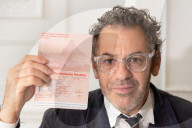 NEWS - Künstler Tom Sachs stellt in London Schweizer Pässe her