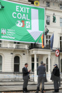 NEWS - London: Greenpeace protestiert vor der Deutschen Botschaft