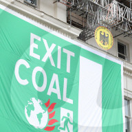 NEWS - London: Greenpeace protestiert vor der Deutschen Botschaft