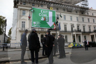 NEWS - London: Greenpeace protestiert vor der Deutschen Botschaft