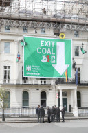NEWS - London: Greenpeace protestiert vor der Deutschen Botschaft