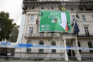 NEWS - London: Greenpeace protestiert vor der Deutschen Botschaft