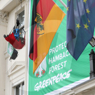 NEWS - London: Greenpeace protestiert vor der Deutschen Botschaft