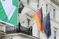 NEWS - London: Greenpeace protestiert vor der Deutschen Botschaft