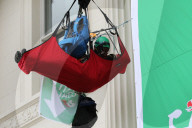 NEWS - London: Greenpeace protestiert vor der Deutschen Botschaft