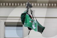 NEWS - London: Greenpeace protestiert vor der Deutschen Botschaft