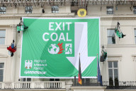 NEWS - London: Greenpeace protestiert vor der Deutschen Botschaft