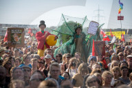 NEWS - Deutschland: Zehntausende protestieren am Hambacher Forst für Kohle-Ausstieg