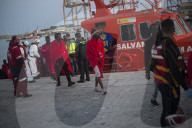 NEWS - Spanien: Gerettete Flüchtlinge in Malaga
