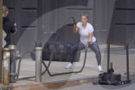 PEOPLE - Ashley Graham trainiert im Crossfit