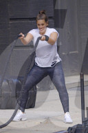 PEOPLE - Ashley Graham trainiert im Crossfit