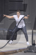 PEOPLE - Ashley Graham trainiert im Crossfit