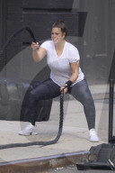 PEOPLE - Ashley Graham trainiert im Crossfit