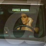 PEOPLE - Kim Kardashian benutzt das Handy am Steuer