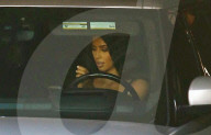 PEOPLE - Kim Kardashian benutzt das Handy am Steuer