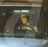 PEOPLE - Kim Kardashian benutzt das Handy am Steuer
