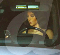 PEOPLE - Kim Kardashian benutzt das Handy am Steuer