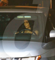 PEOPLE - Kim Kardashian benutzt das Handy am Steuer