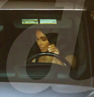 PEOPLE - Kim Kardashian benutzt das Handy am Steuer