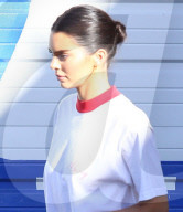 PEOPLE - Kendall Jenner posiert in roter Daunenjacke auf der Strasse