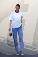 PEOPLE - Kendall Jenner posiert in roter Daunenjacke auf der Strasse