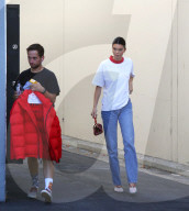 PEOPLE - Kendall Jenner posiert in roter Daunenjacke auf der Strasse