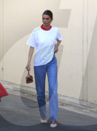 PEOPLE - Kendall Jenner posiert in roter Daunenjacke auf der Strasse