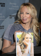PEOPLE - Stormy Daniels signiert ihre Bücher in New York