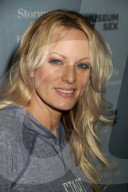 PEOPLE - Stormy Daniels signiert ihre Bücher in New York