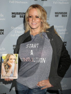 PEOPLE - Stormy Daniels signiert ihre Bücher in New York