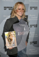 PEOPLE - Stormy Daniels signiert ihre Bücher in New York